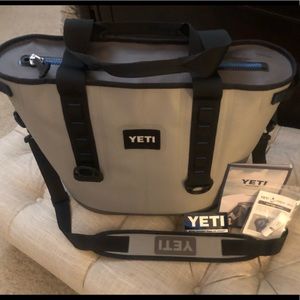 YETI HOPPER 30 Zip Top Cooler